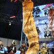 Очень высокий человек косплеит земляного червя